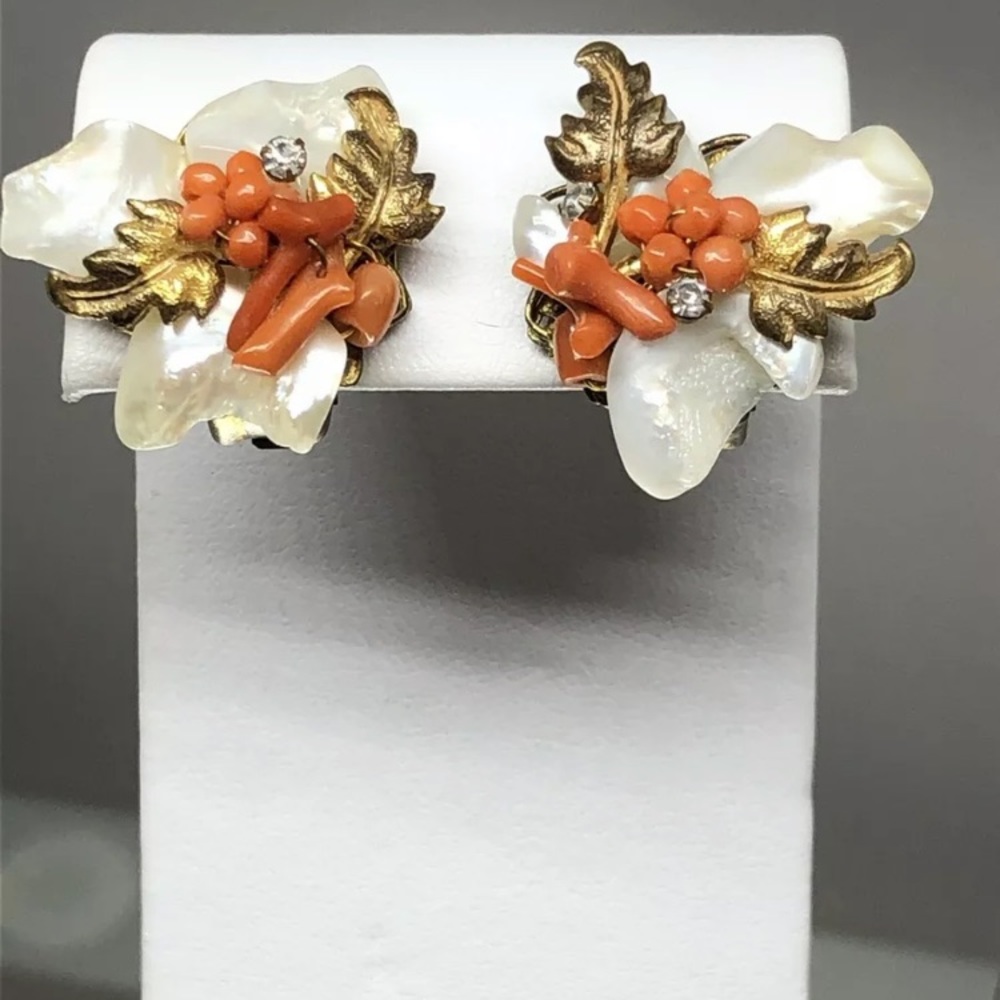 VINTAGE CORAL CLIP EARRINGS DE MARIO NY GOLD TONE